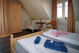 Ferienwohnung in Rerik - Ferienwohnung/Appartement Seemöwe (Rerik) - großes Schlafzimmer und Kinderbett