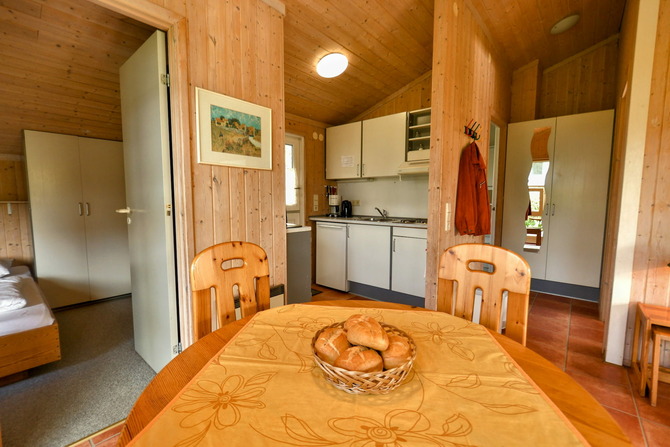 Ferienhaus in Pelzerhaken - Am Waldrand Haus B - Essecke mit K&uuml;chenzeile
