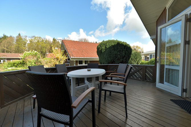 Ferienhaus in Pelzerhaken - Am Waldrand Haus D - Terrasse mit Tisch und Stühlen