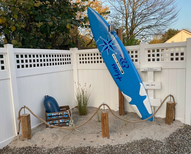 Ferienwohnung in Niendorf/Ostsee - Haus Edda FeWo Schwalbennest - Deko-Strand im Garten
