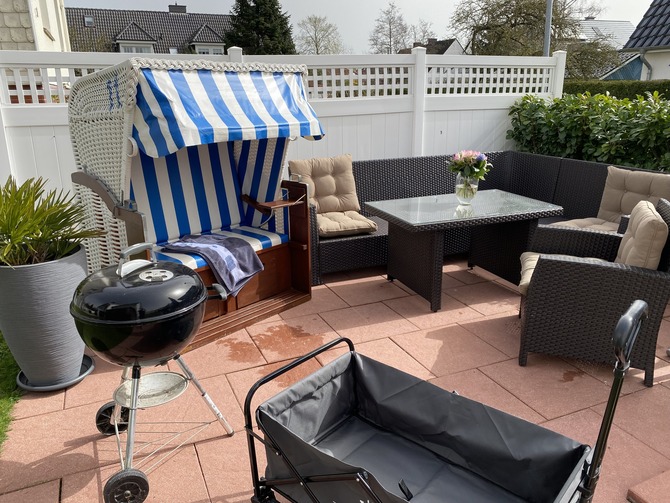 Ferienwohnung in Niendorf/Ostsee - Haus Edda FeWo Schwalbennest - Garten mit M&ouml;beln, Bollerwagen und Grill