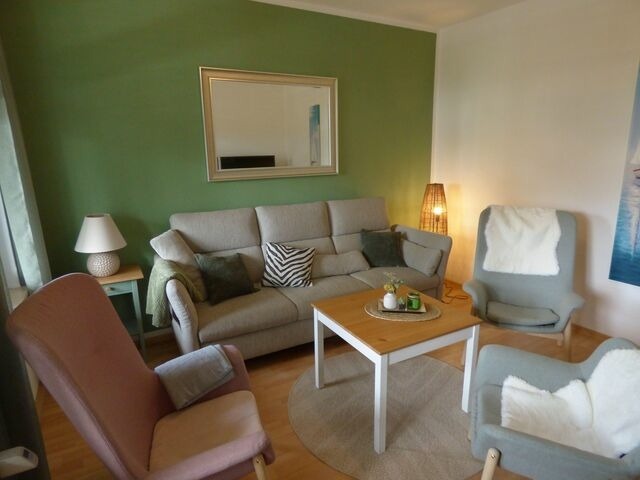 Ferienwohnung in Sellin - Sonnige Ferienwohnung -100qm - im 1. Obergeschoss der Villa Walhall in einem park&auml;hnlichen Garten - Bild 2
