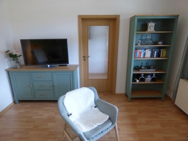 Ferienwohnung in Sellin - Sonnige Ferienwohnung -100qm - im 1. Obergeschoss der Villa Walhall in einem park&auml;hnlichen Garten - Bild 3