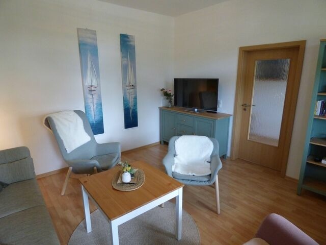 Ferienwohnung in Sellin - Sonnige Ferienwohnung -100qm - im 1. Obergeschoss der Villa Walhall in einem park&auml;hnlichen Garten - Bild 4