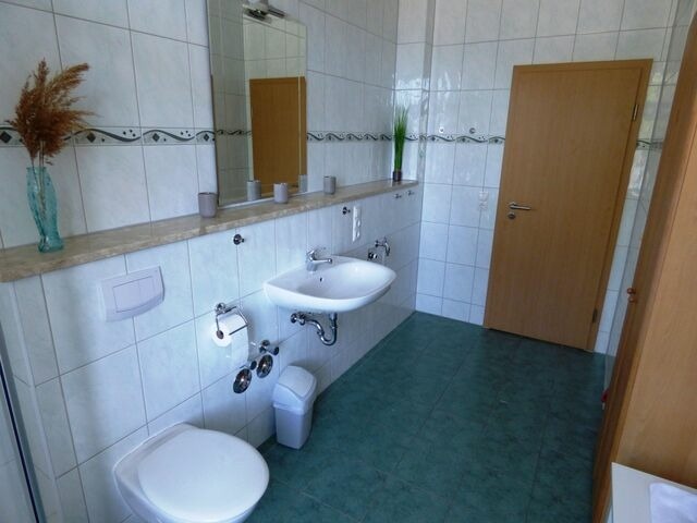 Ferienwohnung in Sellin - Sonnige Ferienwohnung -100qm - im 1. Obergeschoss der Villa Walhall in einem park&auml;hnlichen Garten - Bild 8