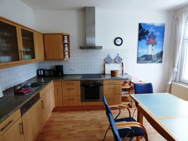 Ferienwohnung in Sellin - Sonnige Ferienwohnung -100qm - im 1. Obergeschoss der Villa Walhall in einem park&auml;hnlichen Garten - Bild 9