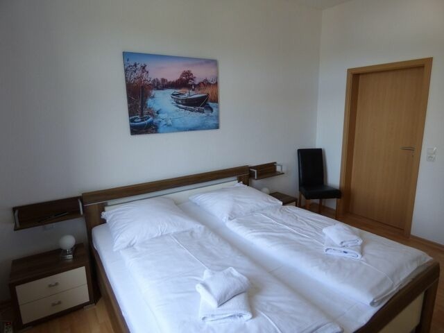 Ferienwohnung in Sellin - Sonnige Ferienwohnung -100qm - im 1. Obergeschoss der Villa Walhall in einem park&auml;hnlichen Garten - Bild 12