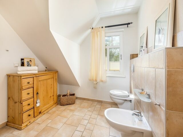 Ferienhaus in Garz - Familienferienhaus R&uuml;genbrise - Gemeinsames Urlauben mit Steg und Boot auf R&uuml;gen - alles inklusive und 5 B&auml;der - Bild 21