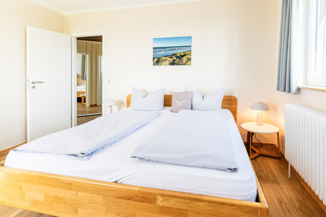 Ferienwohnung in Fehmarn OT Neue Tiefe - Strandhotel Garni Fehmarn - Schlafzimmer mit TV