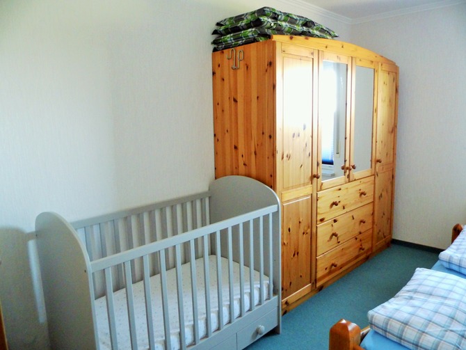 Ferienwohnung in Grube - Ostsee-Landhaus-Wohnung - Gitterbett im EZ